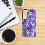 Funda Para Samsung Galaxy S22 Flor De Delfino Púrpura Floral<br><div class="desc">Proteja su teléfono Samsung Galaxy S22 con este moderno estuche de teléfono que incluye la imagen de la foto de flores de Delfino morado con centros blancos. ¡Un bonito diseño floral! Seleccione su estilo de teléfono. NOTA: Es posible que necesite editar y ajustar la imagen según sea necesario al cambiar...</div>