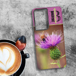 Funda Para Samsung Galaxy S21 Ultra Foto de cierre de la flor de hojarasca de abeja mo<br><div class="desc">Una fotografía de primer plano de una abeja cargada de polen que baja en una flor del cardo morado llena el fondo del funda. La parte superior ofrece monograma de la carta inicial de la plantilla en negro y nombre en un verde complementario. Personalice el texto, elimine el texto o...</div>