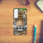Funda Para Samsung Galaxy S22 Foto del tigre del gato grande de Sumatra<br><div class="desc">Proteja su teléfono Samsung Galaxy S22 con este moderno estuche de teléfono que muestra la imagen de un gato grande del Tigre de Sumatra. Seleccione su estilo de teléfono. Para otras marcas de teléfono,  necesitará un funda personalizar para rellenar la imagen en los bordes de la plantilla de diseño.</div>