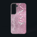 Funda Para Samsung Galaxy S22 Glam de lazo rosado<br><div class="desc">Este elegante estuche de teléfono tiene un fondo de joya rosa con muchos brillantes estrellas de plata. Una imagen de una cinta rosada brillante y plateada de dos tonos curvados cae por un lado,  mientras que su nombre en escritura blanca está en el otro lado. ¡Hermoso y único!</div>