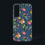 Funda Para Samsung Galaxy S22 Gremlins™ 80's Retrowave Pattern<br><div class="desc">Bring the party (and the chaos) with this vibrant Gremlins™ all-over pattern design! Featuring fan-favorite characters Gizmo and Stripe in playful poses alongside retro TV screens, popcorn, soda cups, planes, and colorful confetti accents, this artwork captures the mischievous, movie-night energy fans adore. Set against a bold blue background with bright...</div>