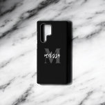Funda Para Samsung Galaxy S22 Ultra Guión de pincel de monograma negro<br><div class="desc">Audaz monograma serif combinado con caligrafía manuscrita de pincel.</div>