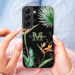 Funda Para Samsung Galaxy S22 Isla Tropical Floral Monograma Script Oro Negro<br><div class="desc">Sorprendentes, sofisticadas, coloridas, aves acuarelas tropicales de flores paradisíacas, falso purpurina de oro, y escritura caligráfica personalizada con un audaz comienzo de monograma, superponen un dramático fondo negro en este elegante y moderno estuche para teléfonos celulares de esta moda. Personaliza con tu nombre y monograma. Hace una declaración divertida y...</div>