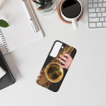 Funda Para Samsung Galaxy S22 Jazzman juega al saxofón del oro<br><div class="desc">¡Para los amantes de la música! Proteja su teléfono Samsung Galaxy S22 con este moderno estuche de teléfono que muestra la imagen de un jazzman tocando su horno saxofón tenor,  dorado y gastado en el tiempo. Seleccione su estilo de teléfono.</div>