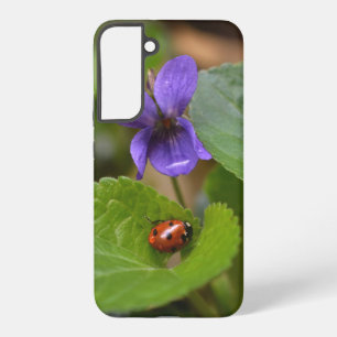 Funda Para Samsung Galaxy S22+ Ladybug sobre las dulces flores violetas
