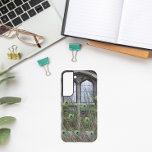 Funda Para Samsung Galaxy S22 Las plumas de pavo real y las ventanas góticas<br><div class="desc">Proteja su teléfono Samsung Galaxy S22 con este moderno estuche de teléfono que presenta la imagen de las coloridas plumas de pavo real contra los paneles góticos de las ventanas. Seleccione su estilo de teléfono. Para otras marcas de teléfono, necesitará un funda personalizar para rellenar la imagen en los bordes...</div>