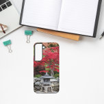 Funda Para Samsung Galaxy S22 Linterna de jardín japonés y hojas de arce rojas<br><div class="desc">Proteja su teléfono Samsung Galaxy S22 con este moderno estuche de teléfono que muestra la imagen de una lámpara de jardín japonesa y hojas de arce rojas. ¡Un bonito diseño floral! Seleccione su estilo de teléfono. NOTA: Es posible que necesite editar y ajustar la imagen según sea necesario al cambiar...</div>
