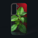 Funda Para Samsung Galaxy S22 "Macro de una planta de cerveza Vivid - Verde botá<br><div class="desc">Con esta foto macro de una planta de menta, que es una imagen de lo más fresca y elegante de la naturaleza. Captadas con un detalle impresionante, las hojas verdes crujientes aparecen dramáticamente contra un fondo negro moreno con un gradiente rojo llamativo. Ideal para la decoración de la cocina, los...</div>