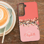 Funda Para Samsung Galaxy S22  Moda Dos Corales De Tono Añadir Un Nombre Hojas De<br><div class="desc">Este sencillo y personalizado diseño de estuches de teléfono de moda incluye un fondo de coral de dos tonos, nombre y monograma de letras iniciales y ramas de hojas que se separan arriba y abajo. Personalice el funda en los campos de texto con un nombre y un valor inicial, quite...</div>