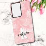 Funda Para Samsung Galaxy S21  Monograma de iniciaciones de color de agua rosada<br><div class="desc">Un suave fondo de color rosa y rosa de fondo proporciona el lienzo para una estuche de teléfono monopólico, bonita y contemporánea, con iniciales y nombre. La paleta de colores blanco y negro del monograma, compuesta de fuentes modernas limpias mezcladas con un tipo de letra de guión, exuda un encanto...</div>