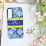 Funda Para Samsung Galaxy S22 Monograma de rebote de mosaico azul de limón<br><div class="desc">Elegante Funda de galaxia monogramada con azulejos y azulejos azul mediterráneo. Limones acuarelas únicos y de moda, hojas de vegetación sobre un fondo de azulejos azul con una plantilla de monograma personalizado y elegante plantilla de guión caligráfico. Esta portada de teléfono de la galaxia botánica s22 verde, amarillo, azul y...</div>