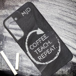 Funda Para Samsung Galaxy S22  Monograma de repetición de prueba de café de pizar<br><div class="desc">Este funda único combina un diseño de pizarra a la moda con un mensaje motivacional,  perfecto para profesores y apasionados del café. Personalízalo con tu nombre o iniciales.</div>