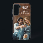 Funda Para Samsung Galaxy S21 Monograma Foto Pareja Madera Nombre Personalizado<br><div class="desc">Los Fundas Samsung Galaxy de Monograma Foto Pareja Madera Personalizada de Monograma Los de Samsung Galaxy muestran su foto favorita con sus nombres personalizados y su monograma con un acento de madera. Perfecto como regalo para el marido o novio por cumpleaños, Navidades, El día de San Valentín, aniversario y más....</div>