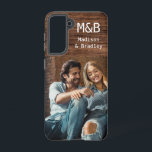 Funda Para Samsung Galaxy S21 Monograma Foto Pareja Madera Nombre Personalizado<br><div class="desc">Los Fundas Samsung Galaxy de Monograma Foto Pareja Madera Personalizada de Monograma Los de Samsung Galaxy muestran su foto favorita con sus nombres personalizados y su monograma con un acento de madera. Perfecto como regalo para el marido o novio por cumpleaños, Navidades, El día de San Valentín, aniversario y más....</div>