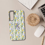 Funda Para Samsung Galaxy S22  Monograma La flor silvestre morada inicial le da<br><div class="desc">Monograma este diseño de flores silvestres moradas y amarillas Samsung Galaxy Phone estuche. Disponible para estuches de teléfono S22 y S21. También disponible para estuches de iPhone.</div>