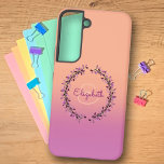 Funda Para Samsung Galaxy S22 Nombre del Monograma de la guirnalda de color púrp<br><div class="desc">Este estuche de teléfono de moda presenta un fondo púrpura y de color oscuro con un monograma de letra inicial encerrado en una corona de color coincidente. Personalice el funda en los campos de texto con un nombre y un elemento inicial, quite ambos o un elemento o edite utilizando la...</div>