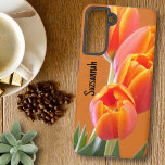 Funda Para Samsung Galaxy S21 Nombre personalizado Naranja vibrante Tulip Flower<br><div class="desc">El diseño se centra en esta fotografía floral de primer plano de tulipanes naranjas de borde amarillo vibrante. Rellene el campo de plantilla con un nombre, iniciales, quite el texto o edite utilizando la herramienta de diseño para seleccionar un estilo de fuente, tamaño y color que desee. Puede transferir este...</div>