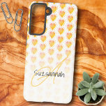 Funda Para Samsung Galaxy S21 Patrón de corazón de arena dorada de polka rusa<br><div class="desc">Este diseño presenta un fondo blanco oscuro sobre un punto de polka rodeado de un patrón cardíaco rústico de arena dorada pastel y amarillo. El texto de la plantilla ofrece la oportunidad de un nombre, monograma o ambos. Personalice los campos de texto, elimine cualquier texto o edite utilizando la herramienta...</div>