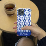 Funda Para Samsung Galaxy S22 Patrón floral azul abstracto corto con nombre<br><div class="desc">Un patrón femenino de flores abstractas en tonos azules con un lugar para añadir tu nombre a la personalización.</div>