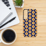 Funda Para Samsung Galaxy S22 Patrón floral de Dahlia amarillo en azul<br><div class="desc">Proteja su teléfono Samsung Galaxy S22 con este moderno estuche de teléfono que muestra la imagen de una pequeña flor Dahlia amarilla en un fondo azul marino e impresa en un patrón de repetición. ¡Un diseño floral y divertido! Seleccione su estilo de teléfono. NOTA: Es posible que necesite editar y...</div>