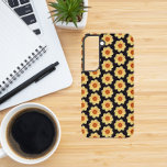 Funda Para Samsung Galaxy S22 Patrón floral de Dahlia amarillo en negro<br><div class="desc">Proteja su teléfono Samsung Galaxy S22 con este moderno estuche de teléfono que muestra la imagen de una pequeña flor Dahlia amarilla en un fondo negro e impresa en un patrón de repetición. ¡Un diseño floral y divertido! Seleccione su estilo de teléfono. NOTA: Es posible que necesite editar y ajustar...</div>