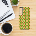 Funda Para Samsung Galaxy S22 Patrón floral de Dahlia amarillo en verde<br><div class="desc">Proteja su teléfono Samsung Galaxy S22 con este moderno estuche de teléfono que muestra la imagen de una pequeña flor Dahlia amarilla en un fondo verde lima e impresa en un patrón de repetición. ¡Un diseño floral y divertido! Seleccione su estilo de teléfono. NOTA: Es posible que necesite editar y...</div>