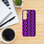 Funda Para Samsung Galaxy S22 Patrón floral morado de geranio en negro<br><div class="desc">Proteja su teléfono Samsung Galaxy S22 con este moderno estuche de teléfono que muestra la imagen de una flor morada de gránulos geranios en un fondo negro e impreso en un patrón de repetición. ¡Un diseño floral y divertido! Seleccione su estilo de teléfono. NOTA: Es posible que necesite editar y...</div>