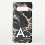 Funda Para Samsung Galaxy S10  Personalizado de monograma de oro y mármol negro R<br><div class="desc">Personalice agregando su propia inicial.</div>
