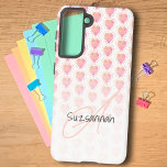 Funda Para Samsung Galaxy S21 Personalizado del patrón del patrón del corazón ro<br><div class="desc">Este diseño presenta un fondo blanco oscuro sobre un punto de polka rodeado de un corazón rosa de azalea pastel rústico. El texto de la plantilla ofrece la oportunidad de un nombre, monograma o ambos. Personalice los campos de texto, elimine cualquier texto o edite utilizando la herramienta de diseño para...</div>