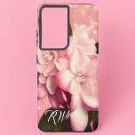 Funda Para Samsung Galaxy S21  Purpurina rosa Gardenia Monograma<br><div class="desc">Delicadas gardenias rosas ligeramente empolvadas con purpurina en un fondo rosado. Tus iniciales sobre una de las hojas.</div>