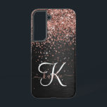 Funda Para Samsung Galaxy S22 Rosa personalizado Purpurina de oro Monograma de e<br><div class="desc">Personaliza fácilmente este elegante diseño de estuches de teléfono de moda con purpurina rosa de oro brillante en un fondo metálico negro cepillado.</div>