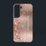 Funda Para Samsung Galaxy S22 Rosa Purpurinoso de oro Relieve metalizado Girly S<br><div class="desc">Girly faux brillantemente rosa purpurina de oro destaca en el borde izquierdo, sobre un falso color negro y rosa de Relieve metalizado metalizado rojo oscuro y cepillado. La firma moderna de las gafas presenta un elegante tipo de letra de caligrafía blanca con colas decorativas en formato vertical. Personalizar los estilos...</div>