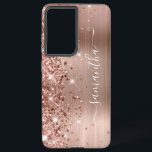 Funda Para Samsung Galaxy S21  Rosa Purpurinoso de oro Relieve metalizado Girly S<br><div class="desc">Girly faux brillantemente rosa purpurina de oro destaca en el borde izquierdo, sobre un falso color negro y rosa de Relieve metalizado metalizado rojo oscuro y cepillado. La firma moderna de las gafas presenta un elegante tipo de letra de caligrafía blanca con colas decorativas en formato vertical. Personalizar los estilos...</div>