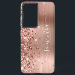 Funda Para Samsung Galaxy S21  Rosa Purpurinoso de oro Relieve metalizado Girly S<br><div class="desc">Girly faux brillantemente rosa purpurina de oro destaca en el borde izquierdo, sobre un falso color negro y rosa de Relieve metalizado metalizado rojo oscuro y cepillado. La firma moderna de las gafas presenta un elegante tipo de letra de caligrafía blanca con colas decorativas en formato vertical. Personalizar los estilos...</div>