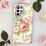 Funda Para Samsung Galaxy S22 Ultra Rosas románticos de inglés rosado en monograma ama<br><div class="desc">Agradable y romántico estampado floral sin costura femenino con rociadas de rosas rosas rosas y flores azules con follaje de sabio sobre fondo amarillo pastel pálido. Incluye un elemento cuadrado opcional con campo de texto para el primer o monograma.</div>