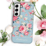 Funda Para Samsung Galaxy S22  Rosas rosas rosadas personalizadas de cabaña sobre<br><div class="desc">Elegante y romántico estampado floral sin costura con rosas rosa rosa pastel estilo cabaña con flores silvestres blancas y rosas sobre fondo azul cielo claro. Incluye un elemento sólido opcional y un campo de texto modificable.</div>