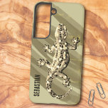 Funda Para Samsung Galaxy S22 Sepia Tone Mosaic Gecko Nombre de plantilla<br><div class="desc">El diseño presenta un geco de mosaico sobre un fondo de color complementario con texto de plantilla. Personalice el campo de plantilla con un nombre o iniciales,  quite el texto o edite utilizando la herramienta de diseño para seleccionar un estilo de fuente,  tamaño y color que prefiera.</div>