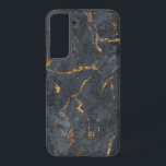 Funda Para Samsung Galaxy S22  Textura de mármol de lujo negro y dorado<br><div class="desc">Impresión de imagen de mármol falso en blanco y negro y dorado. Monograma opcional.</div>
