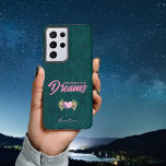 Funda Para Samsung Galaxy S21 Ultra Verde azulado Blue Pink Dream WingHeart Inspirador<br><div class="desc">Este caso de teléfono de bonito te inspirará a ti y a los que te rodean a "recordar tus sueños". Ancianos de fondo verde azulado profundo con tipografía rosada. Un corazón rosa con las alas de ángel al estilo tatuado. Añade tu nombre para que sea el tuyo.</div>