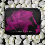 Funda personalizada para portátiles Purple Rosa<br><div class="desc">Eleva tu estilo tecnológico con un toque de elegancia dramática. Este funda portátil personalizado cuenta con un impresionante rosa morado sobre un fondo negro. Perfecto para aquellos que quieren proteger su portátil mientras hacen una declaración audaz.</div>