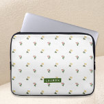 Funda personalizada para portátiles Vintage Floral<br><div class="desc">funda para portátil diseñada por personalizados con un patrón floral vintage con un nombre/monograma personalizado.</div>