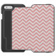Funda Tipo Cartera Para iPhone De Incipio Zigzag rosado y blanco de Rubor de Chevron (Folio abierto)