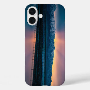 fundas para iPhone 16 Plus con agua cerca de la ni