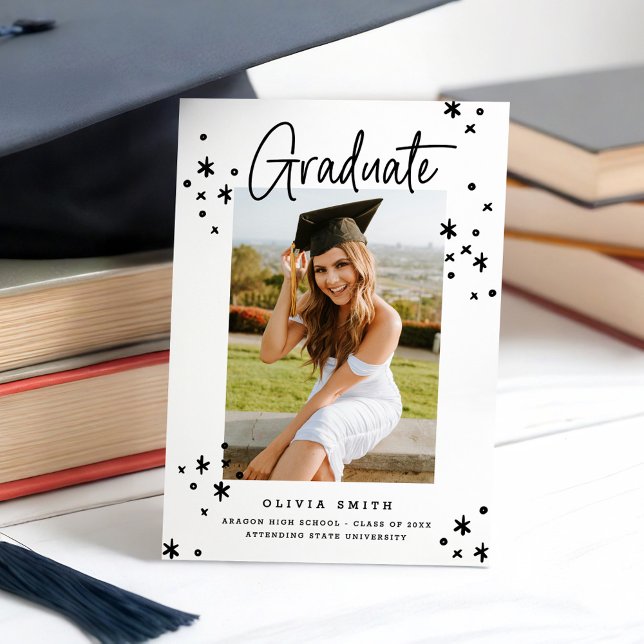 Funky Invitación moderna de graduación en blanco y (Subido por el creador)