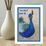 Funny 50.ª tarjeta de pavo real por cumpleaños par<br><div class="desc">Este pavo real de bonito trae un divertido mensaje de cumpleaños al destinatario. En la parte delantera hay una foto de un pavo real con las palabras "No se ve 50... ". Dentro de la tarjeta dice: "... y mientras no actúes 50, ¡será nuestro pequeño secreto! Es una tarjeta de...</div>