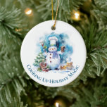 Funny Chef Snowman Ornamento de Navidad<br><div class="desc">Añada un toque de humor y una pizca de magia a su decoración navideña con nuestro Funny Chef Snowman Christmas Ornament. Perfecto para los aficionados a la cocina o para los amantes de las buenas risas, este restaurante cuenta con un caprichoso chef de nieve que hace "Cocinar sobre la magia...</div>