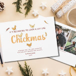 Funny Chicken Navidades Dos tarjetas de vacaciones<br><div class="desc">La tarjeta perfecta y graciosa de Navidades de pollos para tus amigos amantes del pollo, esta tonta postal de juego de palabras de pollo de los Navidades es super linda y seguro hará reír a alguien. Pun dice, "Está empezando a parecerse mucho a las navidades" y presenta lindas chicas ilustradas...</div>
