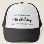 Funny Official 40th Birthday Milestone Gorra<br><div class="desc">Aquí hay un gorra gracioso para que la persona de cumpleaños se ponga. Dice en modernos sans-serif y tipos de letra de guión: "¡oficialmente es mi 40 cumpleaños y no me veo pasado los 29!" Se puede personalizar por 30, 50, 60, 70 o cualquier año de cumpleaños. Gran pequeña adición...</div>