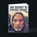 FUNNY OLD MAN BIRTHDAY Tarjeta de felicitación<br><div class="desc">TARJETA DE CUMPLEAÑOS DE HOMBRE VIEJO. ¿SECRETO DE PERMANECER JOVEN? ¡¿CÓMO DÓNDE SABRÍA?! TARJETA</div>
