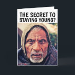 FUNNY OLD MAN BIRTHDAY Tarjeta de felicitación<br><div class="desc">TARJETA DE CUMPLEAÑOS DE HOMBRE VIEJO. ¿SECRETO DE PERMANECER JOVEN? ¡¿CÓMO DÓNDE SABRÍA?! TARJETA</div>